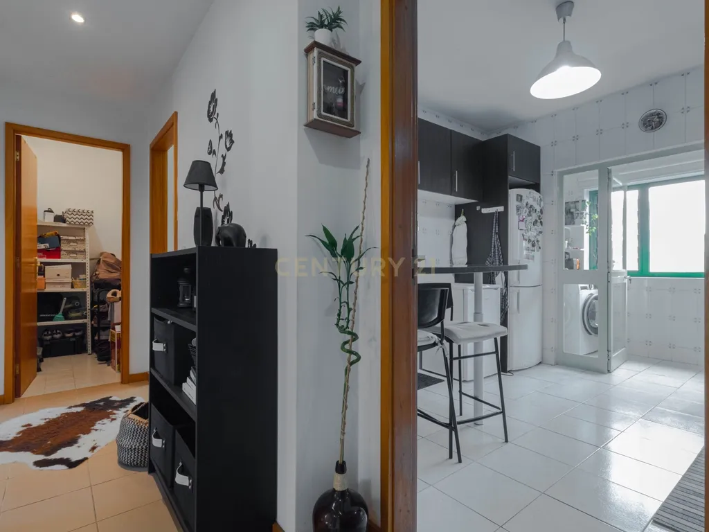 Fantástico Apartamento T2 com Lareira, Varanda e Lugar de Garagem | Fânzeres – Gondomar - Image 9