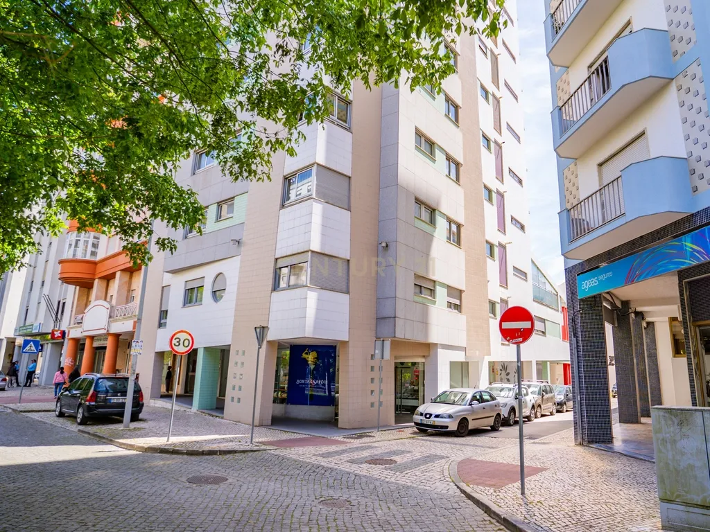 Apartamento T4 Premium com Terraço na Avenida da Independência - Image 73