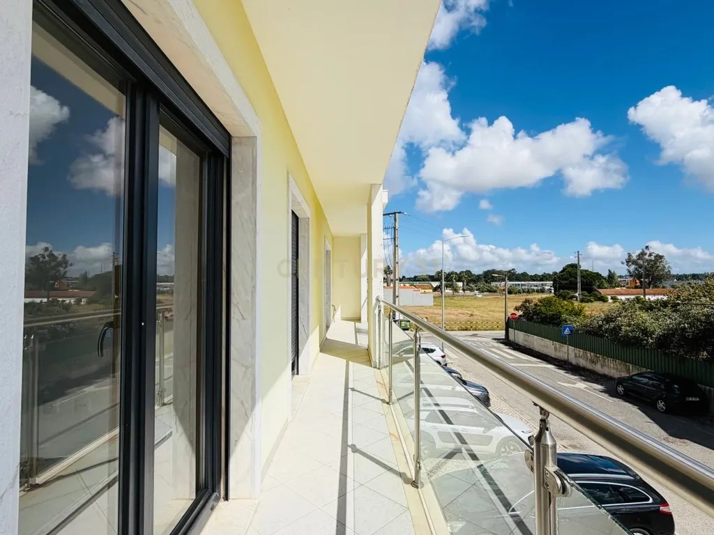 Magnífico Apartamento T4 com Duas Varandas e Arrecadação na Cascalheira, Pinhal Novo - Image 2