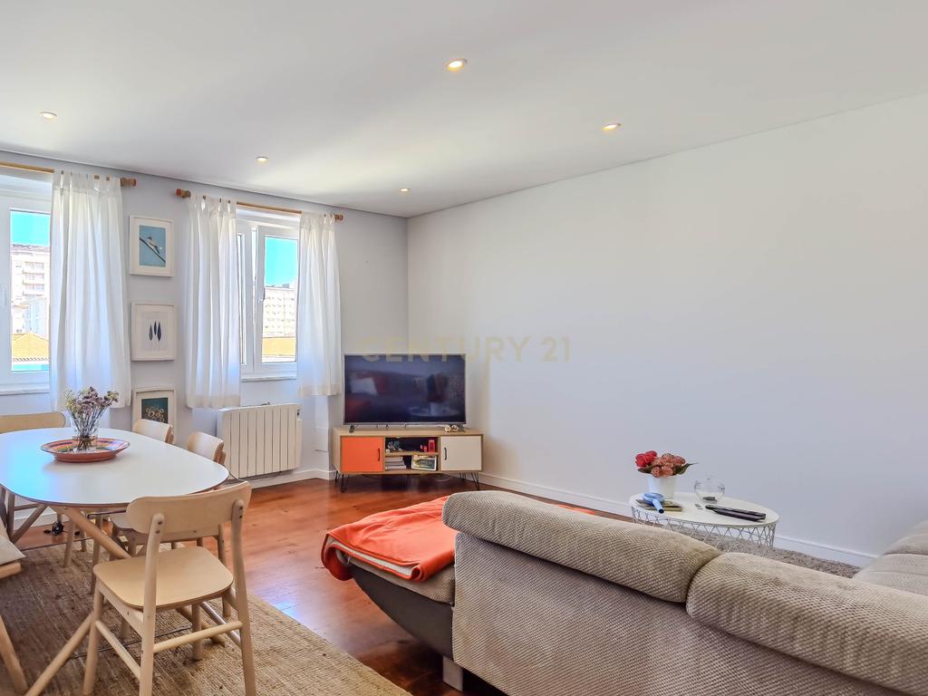 APARTAMENTO T2 COM  LOGRADOURO – CENTRO DE MATOSINHOS  - Image 1
