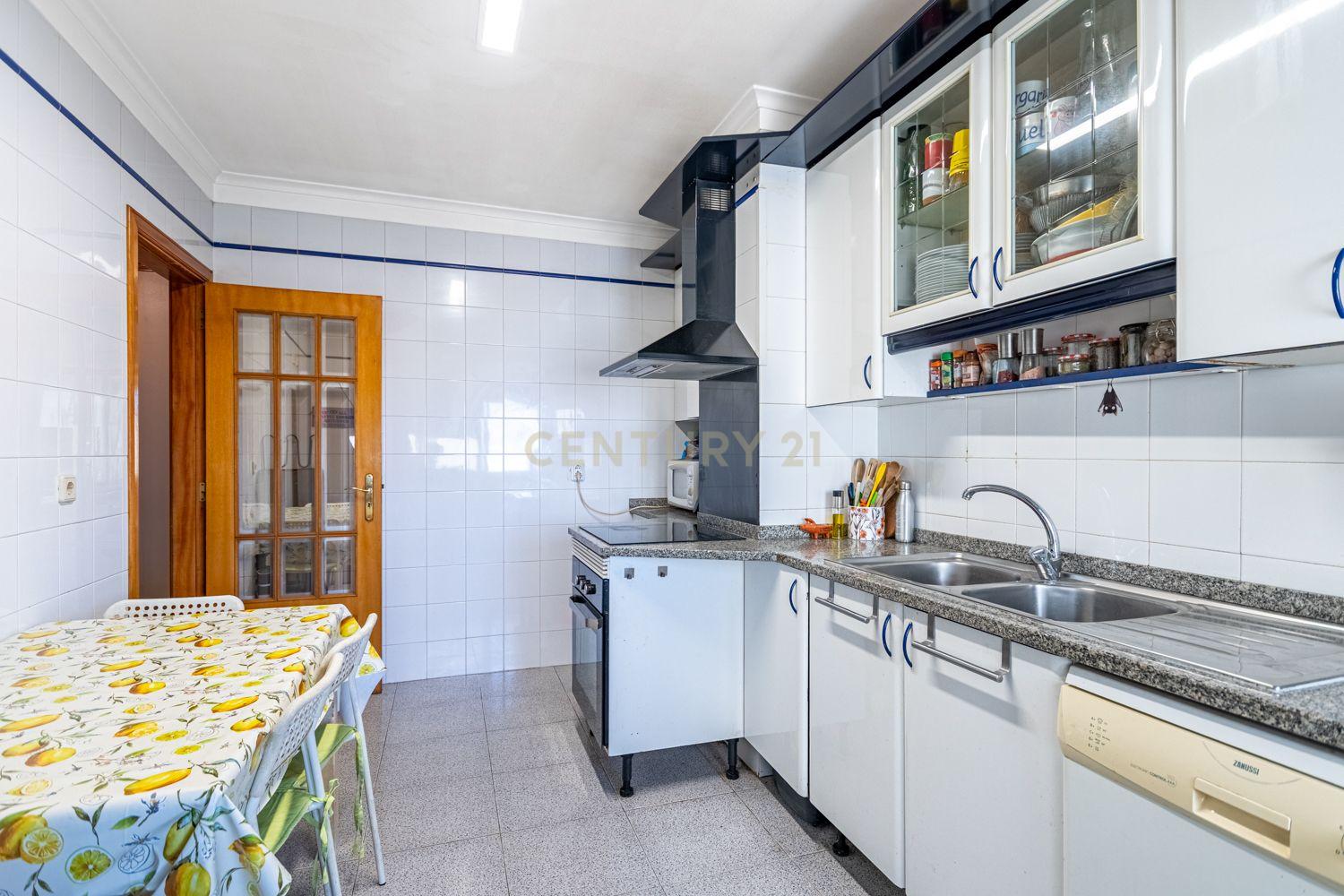 Fotografia 9 de Exclusivo T3+2 Duplex na Urbanização da Cavaleira | 205 m² de Área Total | Parqueamento