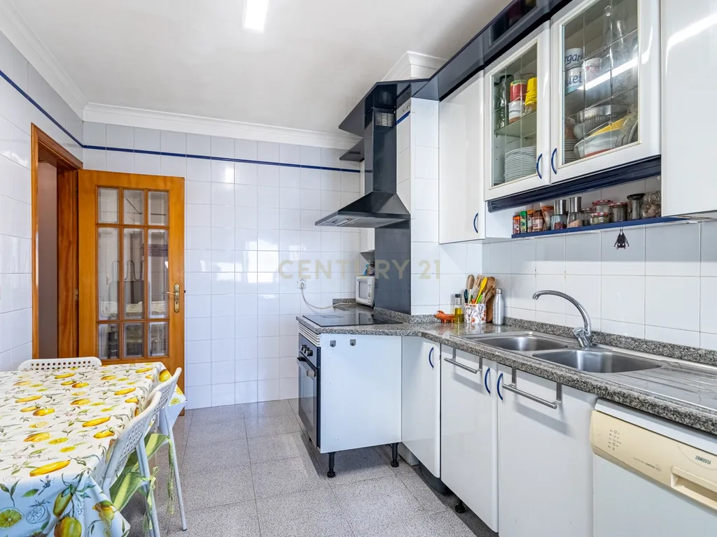 Exclusivo T3+2 Duplex na Urbanização da Cavaleira | 205 m² de Área Total | Parqueamento - Image 9