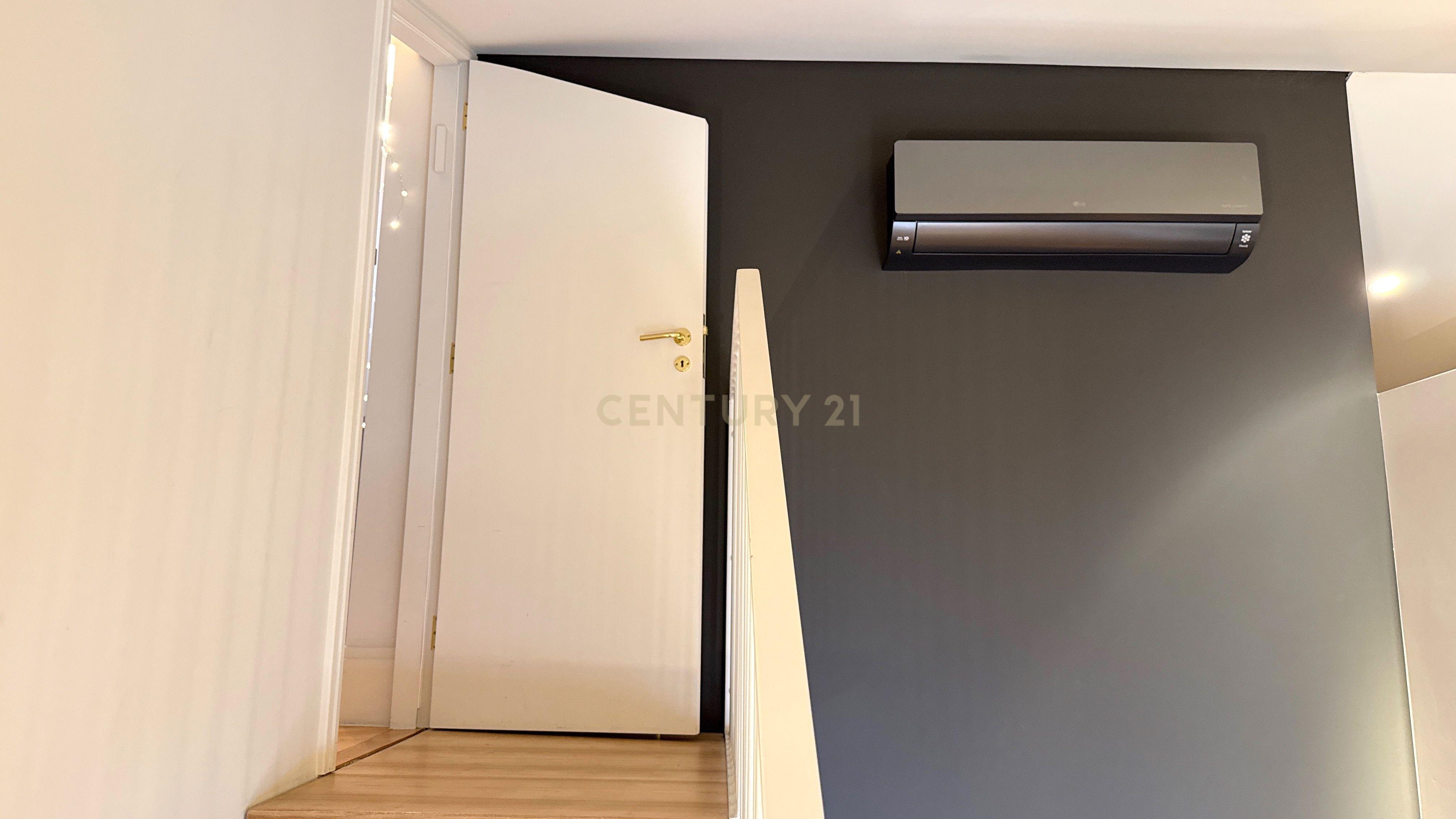 Fotografia 12 de Excelente T2 Duplex Mobilado com Vista Desafogada e Varanda | Centro do Porto | Edifício de 2022