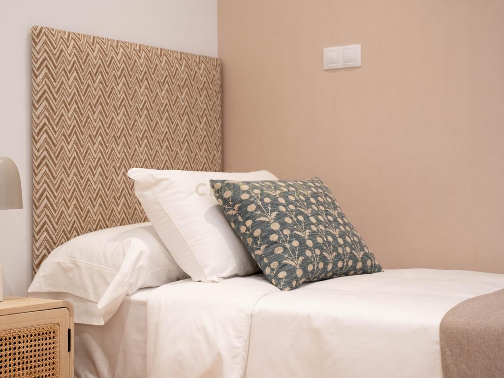 APARTAMENTO RENOVADO COM MOLDURAS E VARANDAS - Image 26