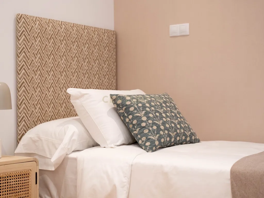 APARTAMENTO RENOVADO COM MOLDURAS E VARANDAS - Image 26