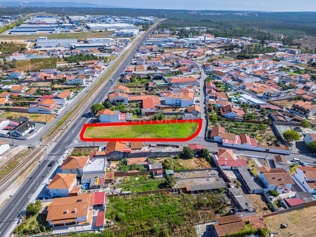 Terreno com 2.117 m² e elevado potencial construtivo. Antigo projeto aprovado para prédio de apartamentos e índice de construção 1. Uma excelente oportunidade para promotores imobiliários. - Image 10