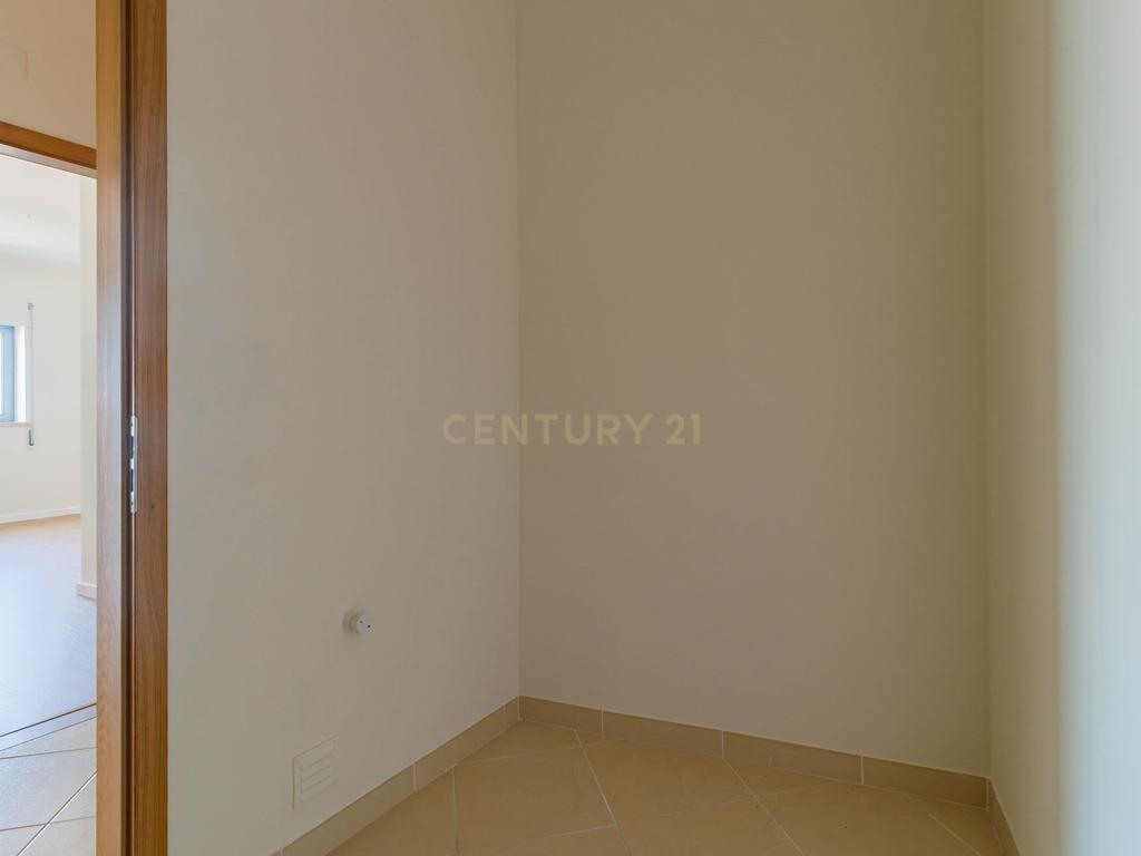 Excelente Apartamento T2 com 2 WC e Garagem - Image 11