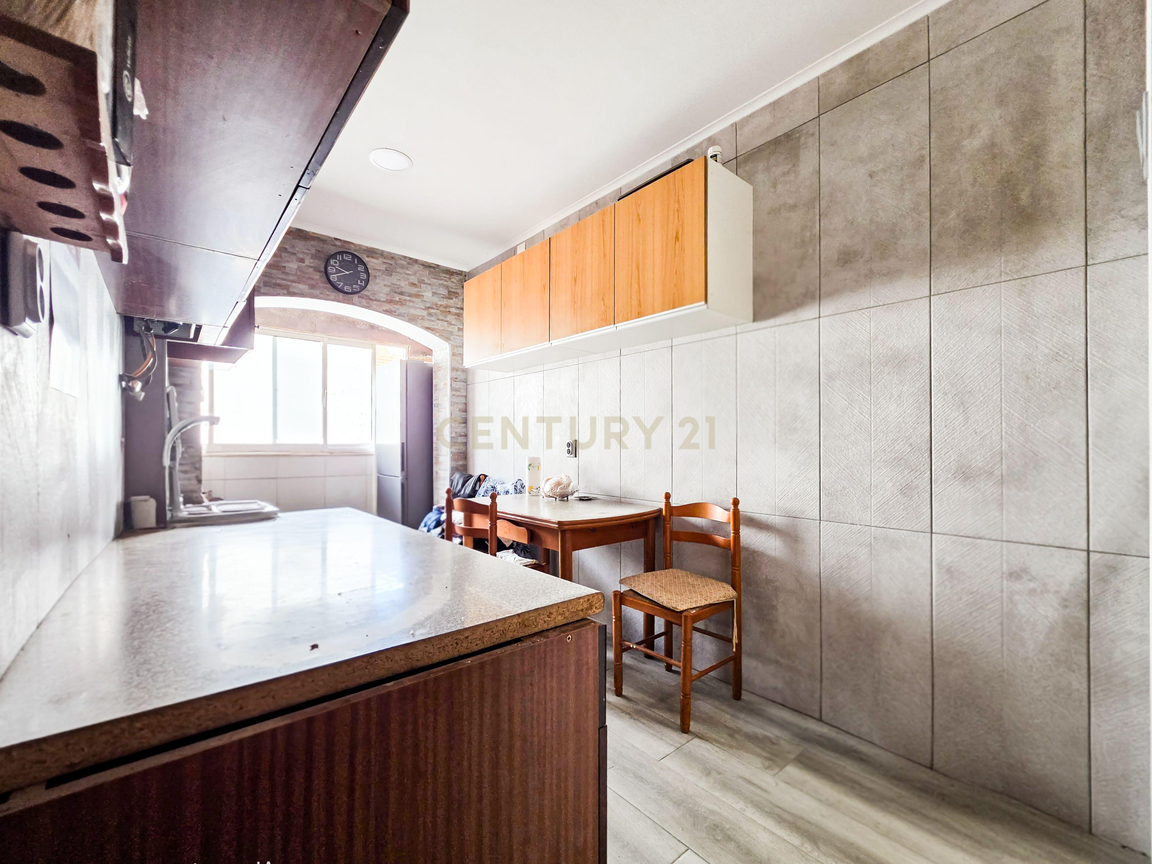 Fotografia 5 de Apartamento T1 com Varanda em Localização Central