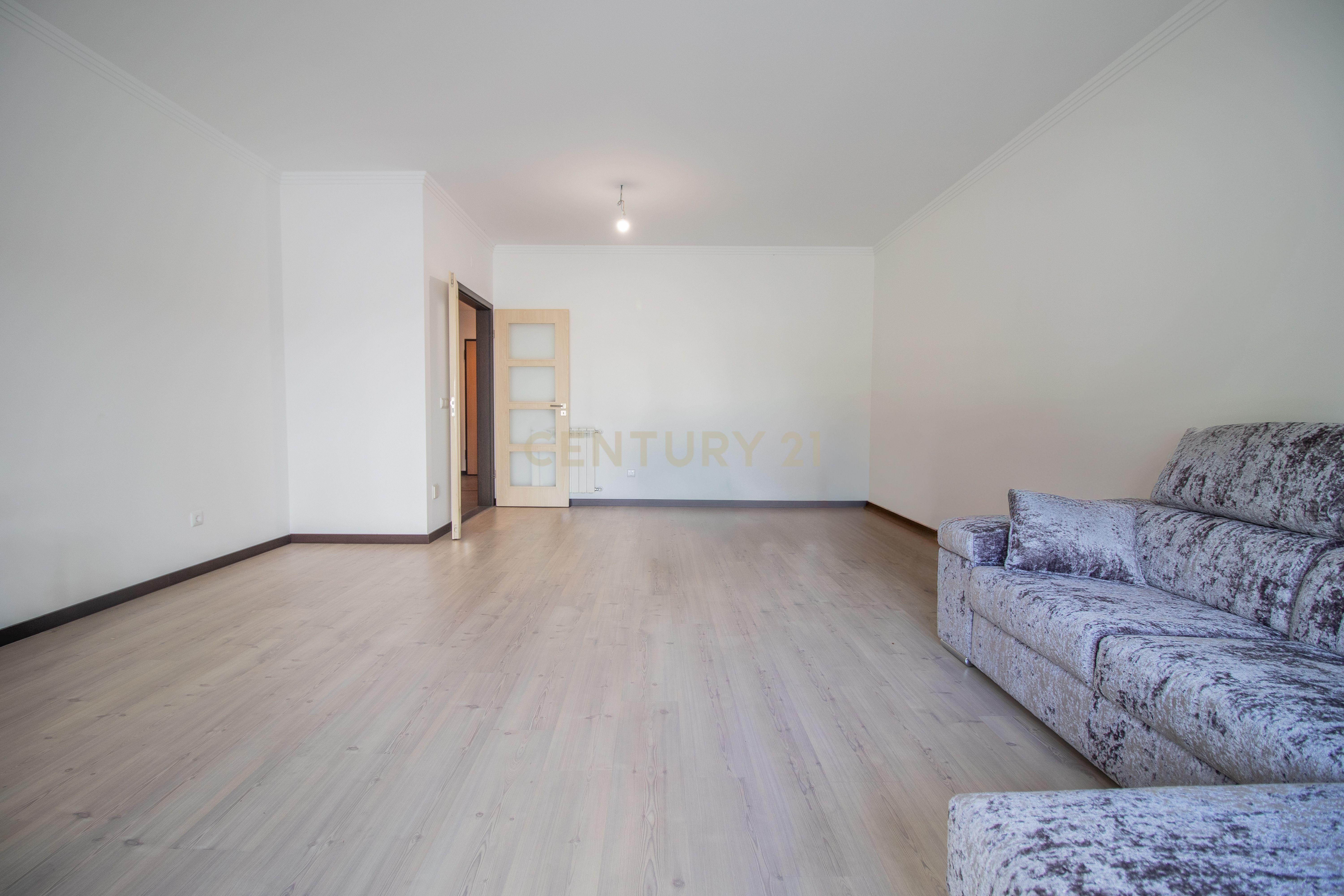 Fotografia 8 de Apartamento T3 c/ 2 Varandas, Garagem Dupla e Terraço com Sala de Eventos