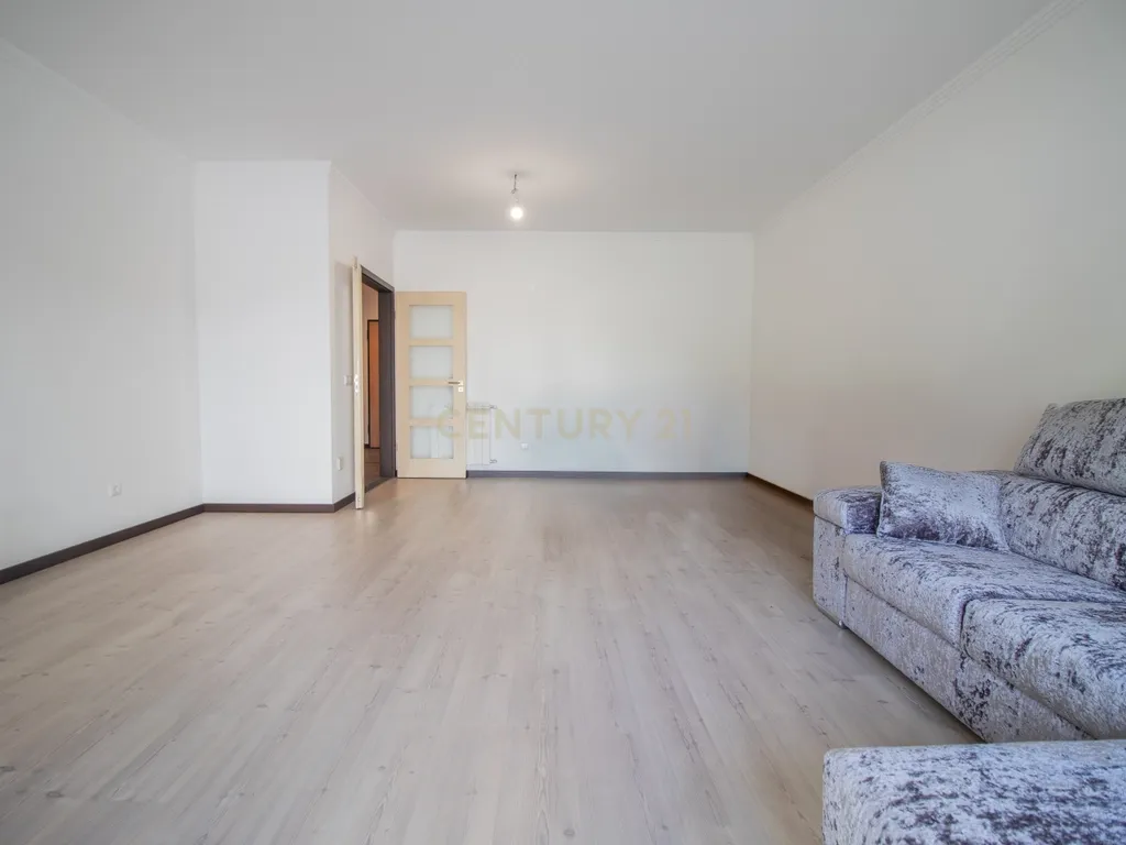 Apartamento T3 c/ 2 Varandas, Garagem Dupla e Terraço com Sala de Eventos - Image 8
