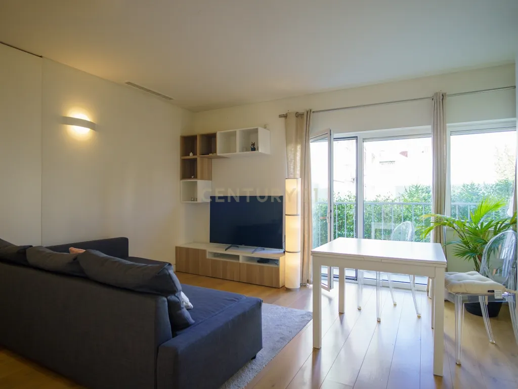 Apartamento T1 na Avenida Praia da Vitória, Saldanha - Image 1
