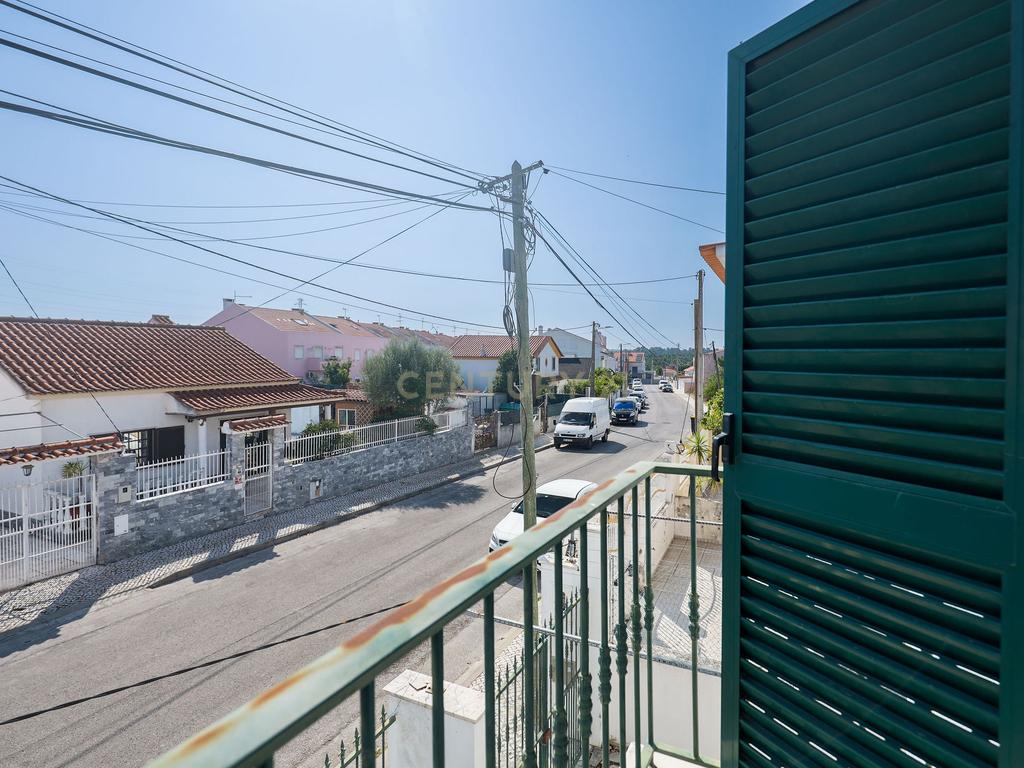 Moradia T3 com Garagem, Espaço Exterior e Sótão Aproveitável na Quinta do Conde - Image 31