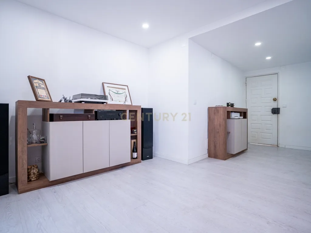Fantástico Apartamento T2 Transformado em T3 na Parede – Próximo da Praia com estacionamento - Image 24