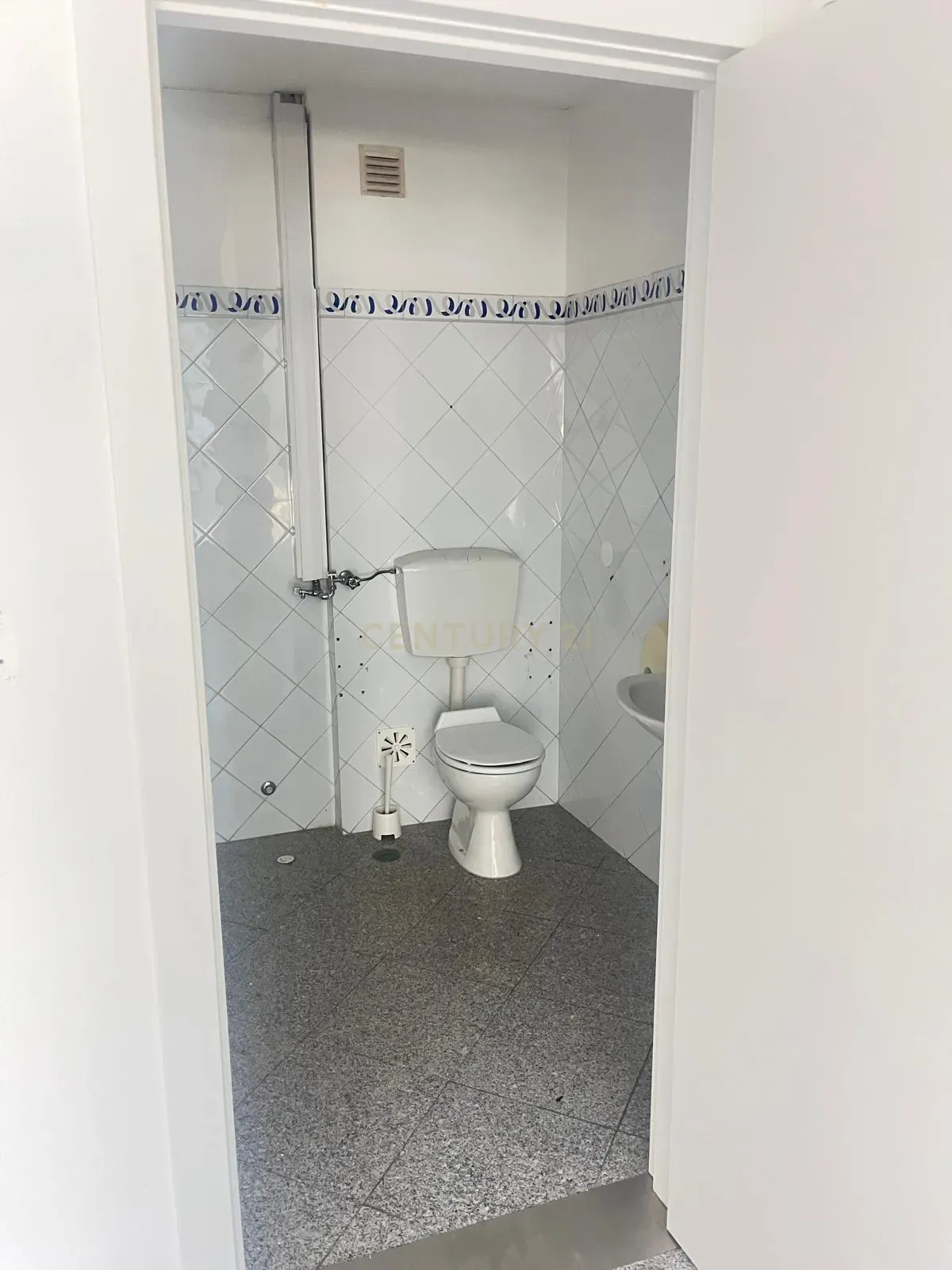Fotografia 4 de Loja em Benfica, Lisboa - 188m² com 3 casas de banho.