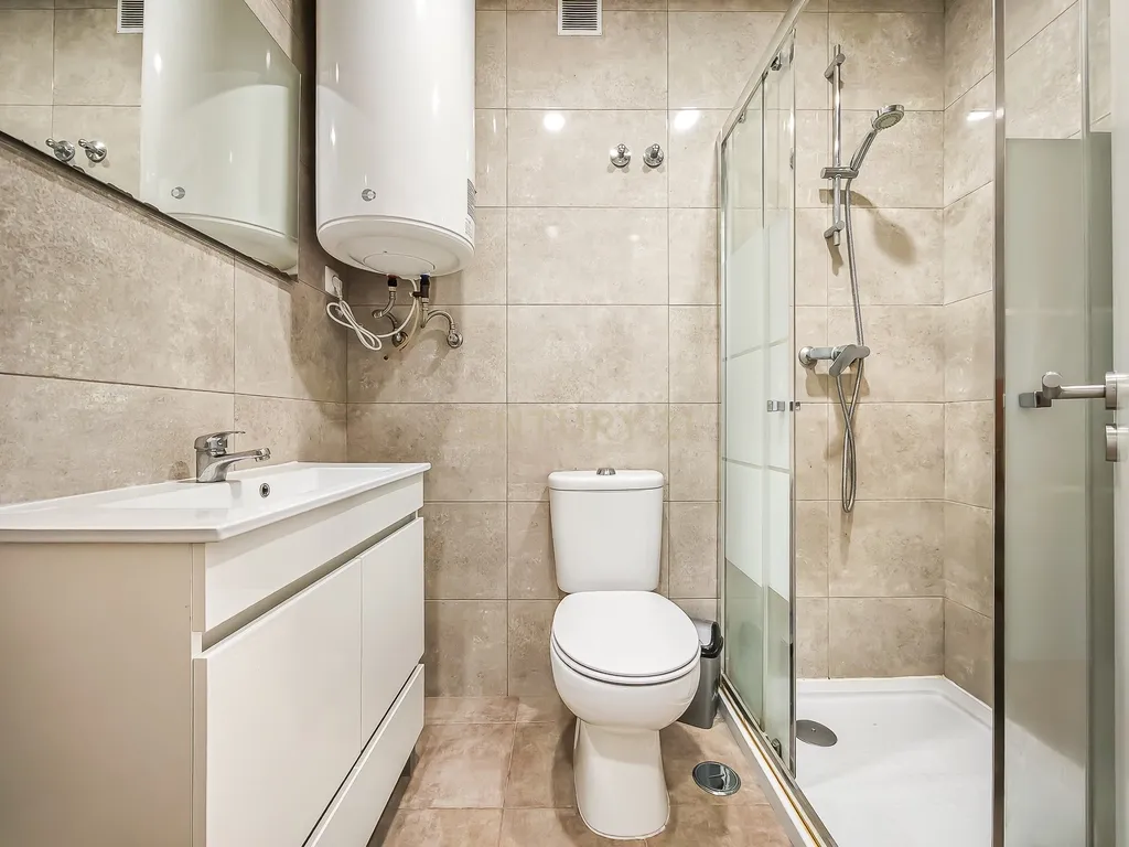 Apartamento Renovado em Cascais com 3 Quartos e Varanda - Image 15