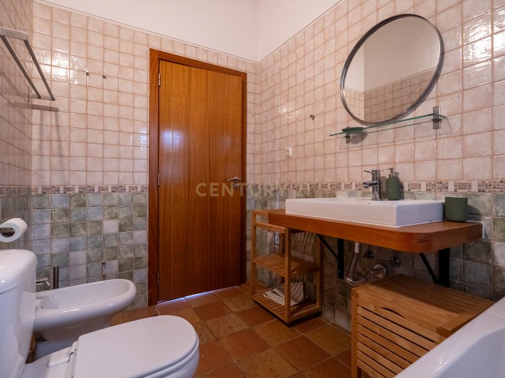 Moradia T3+1 com estacionamento e piscina comum em condomínio privado - Image 19