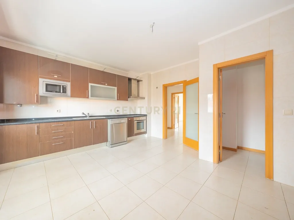 Apartamento T3 com Duas Varandas e Dois Lugares de Estacionamento, na Vila Serena, Pinhal Novo - Image 9