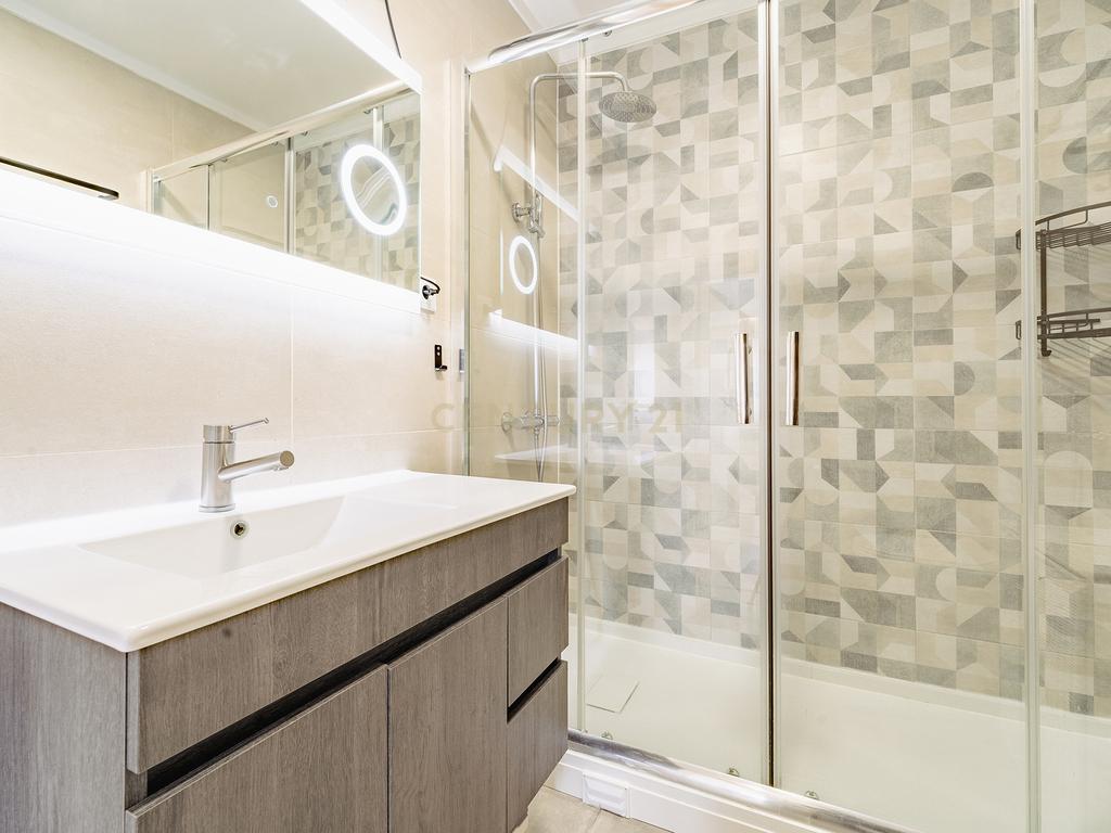 Apartamento T2 Remodelado na Torre da Marinha - Image 20