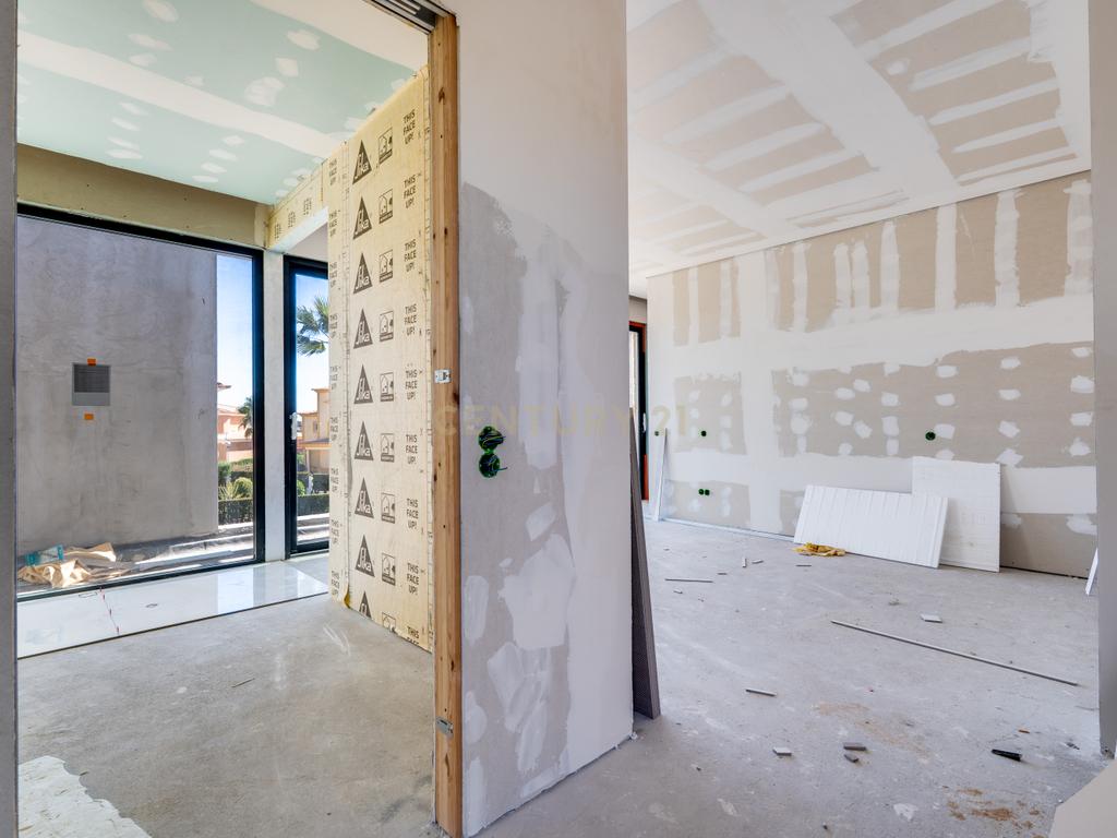 Moradia T5 contemporânea em construção avançada com piscina | Álamos, Guia – Albufeira - Image 14