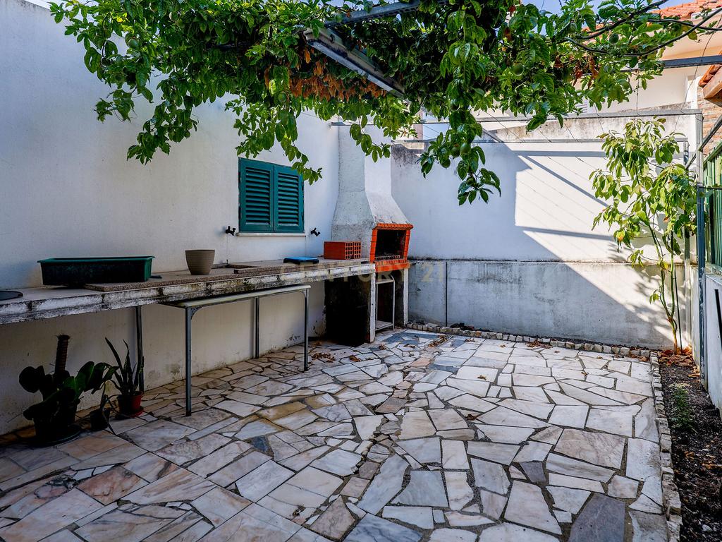 Moradia T3 com Garagem, Espaço Exterior e Sótão Aproveitável na Quinta do Conde - Image 14