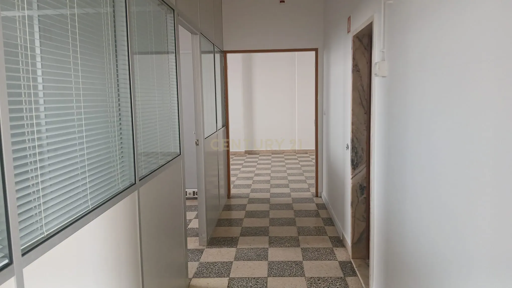 Fotografia 7 de Oportunidade Única: Loja/Escritório Versátil na Póvoa de Santo Adrião, com uma área de 140m2
