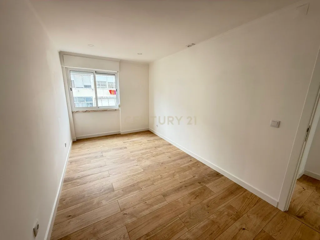 Apartamento T3 com Terraço/ Remodelação Total (Queluz) - Image 28