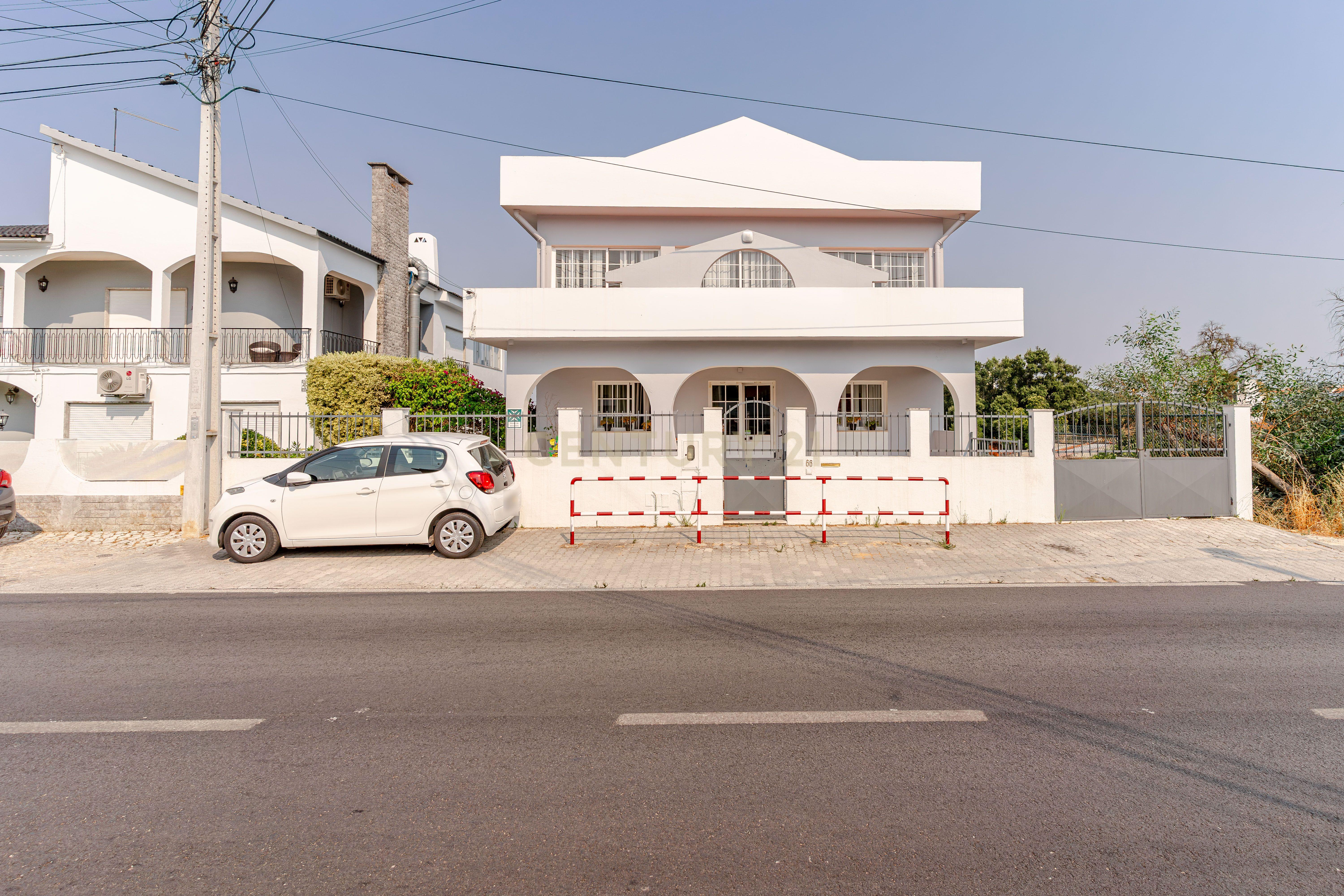 Fotografia 6 de Edifício de Serviços com Potencial de Reconversão para Habitação - Arrentela/Seixal