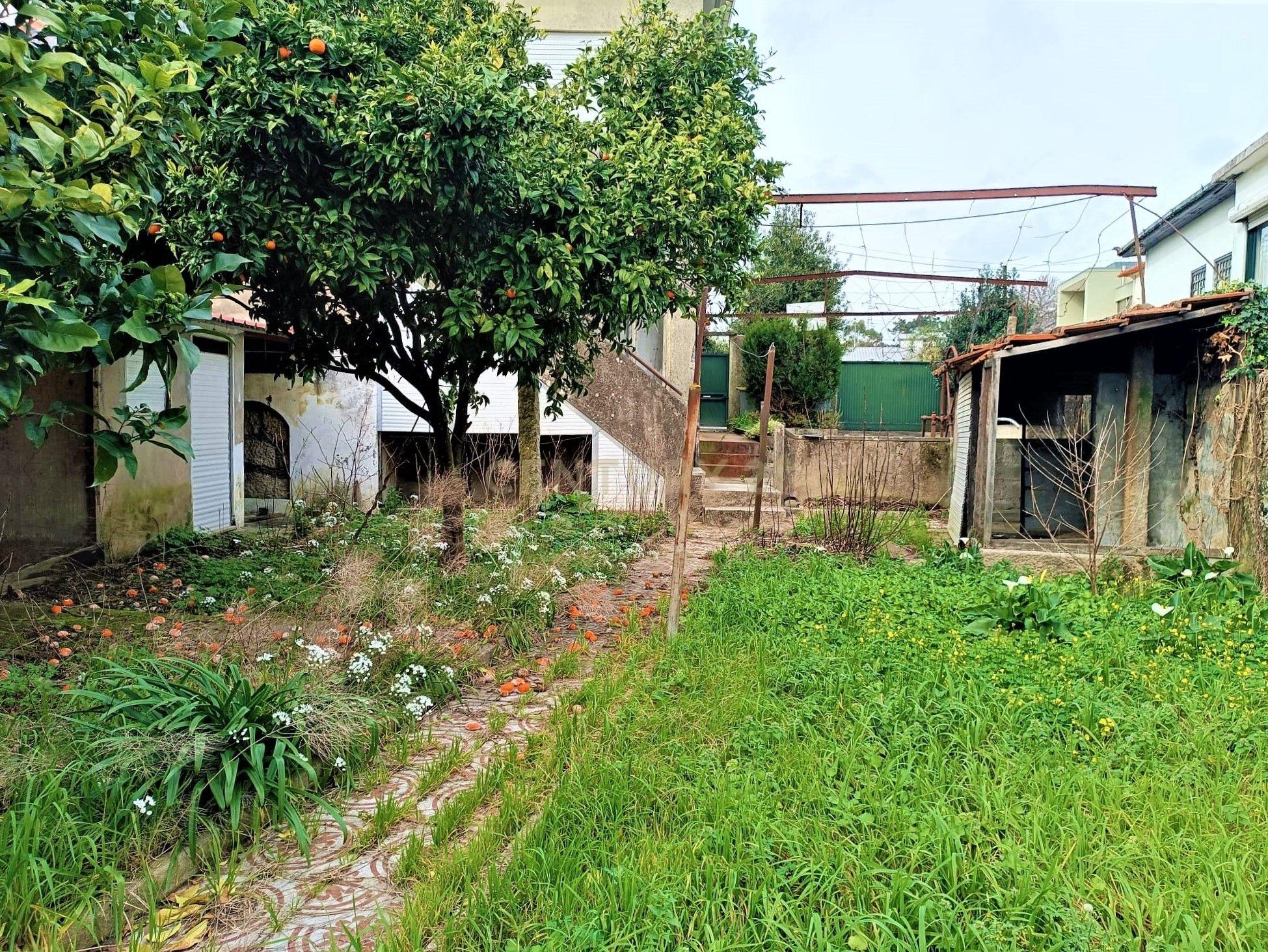 Moradia bifamiliar com cinco quartos, terreno e água para reconstrução no coração da Cidade da Maia, em Gueifaes - Image 40