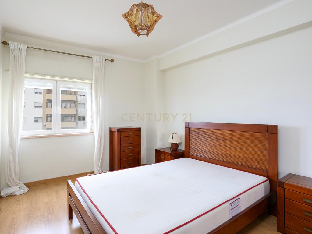 Apartamento T2 para Arrendamento com Garagem e Varanda- Arroja, Odivelas - Image 5