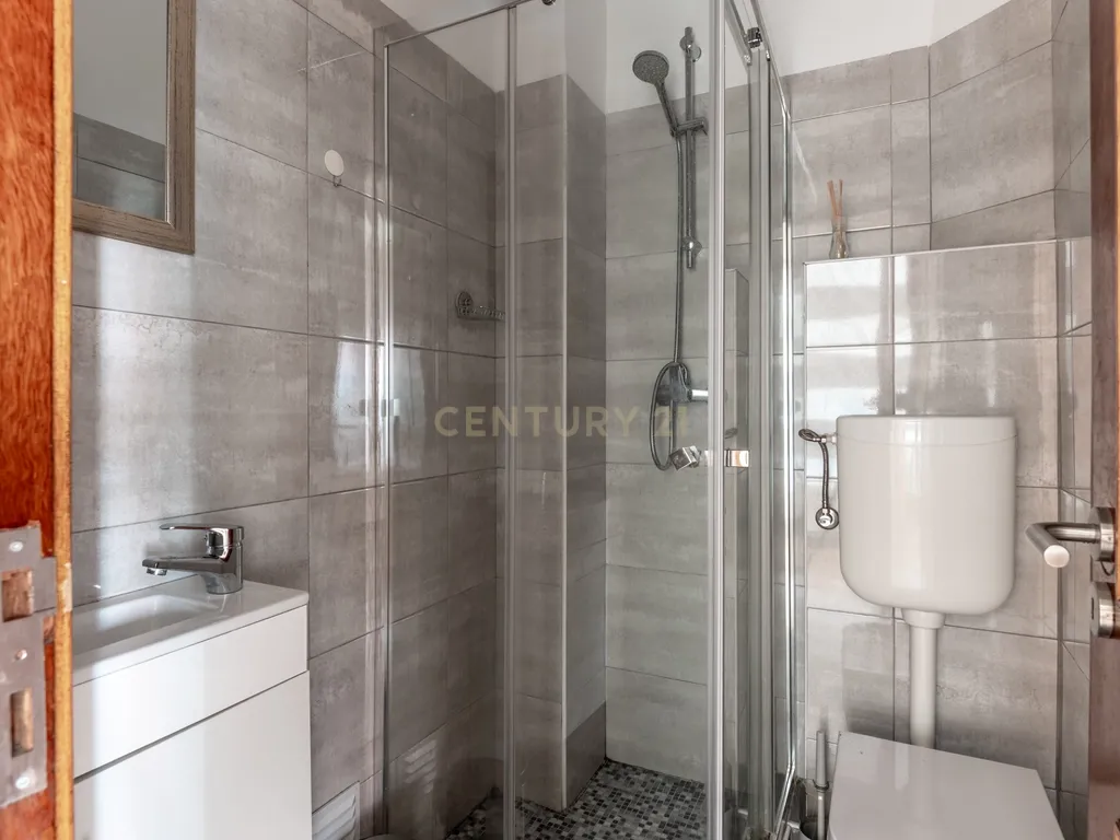 Apartamento T3 com elevador e garagem na Rua Luciano Cordeiro, em Lisboa - Image 28