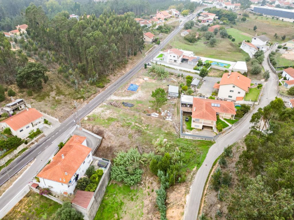 Espaçoso Terreno em Milagres, Leiria - 730m² para Construção - Image 3