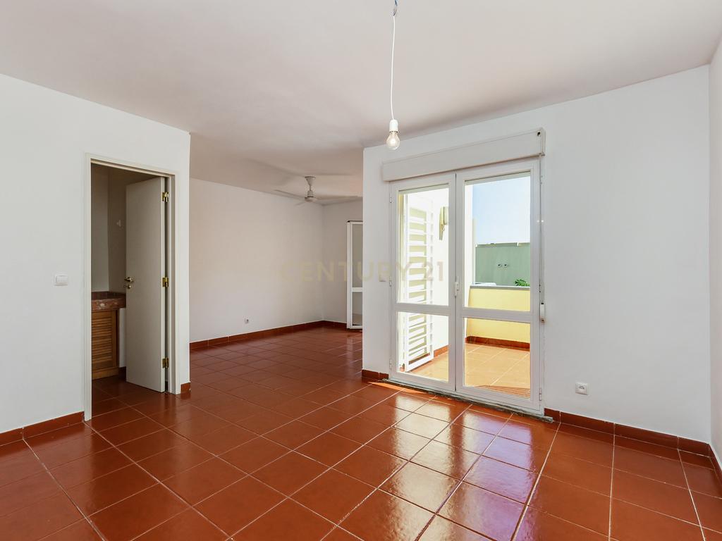 Apartamento T4 Duplex no coração de Telheiras - Image 3
