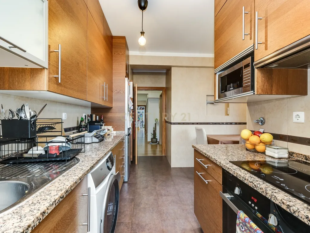 Apartamento T3 com lugar de garagem e arrecadação, situado em Benfica. - Image 5