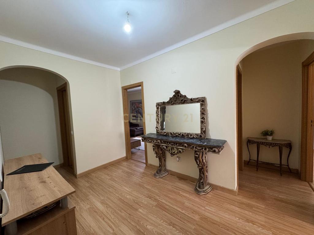 Apartamento T3 remodelado na zona do Parque Municipal - Image 4