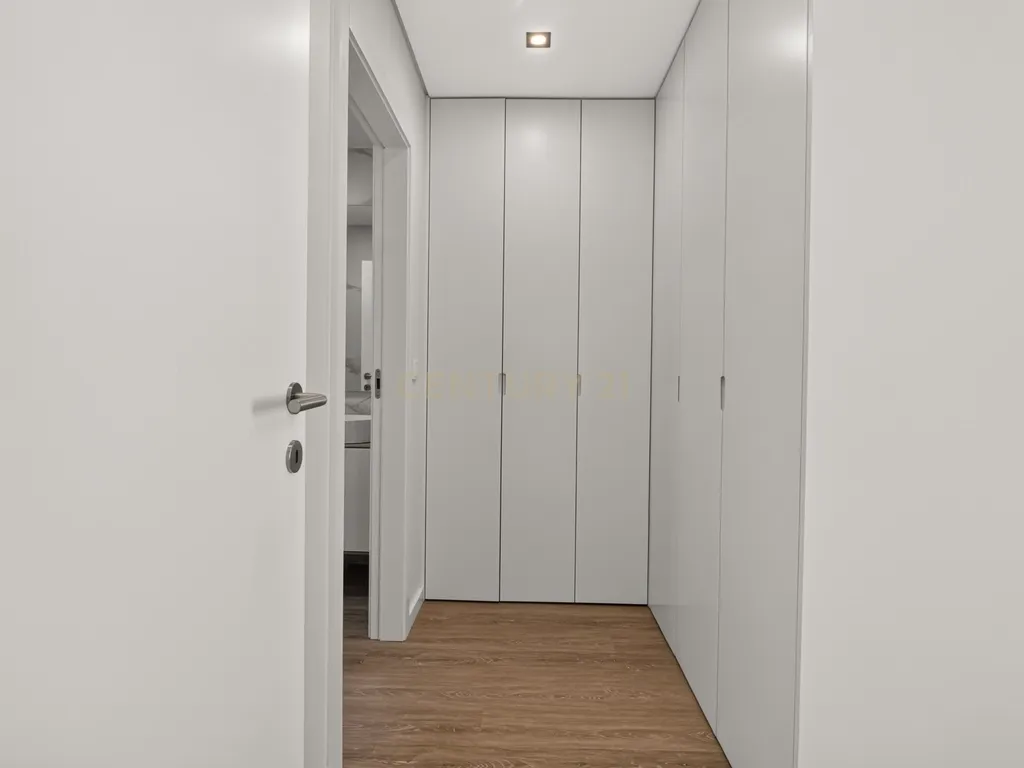 Apartamento Renovado com Vista Panorâmica em Braga - Image 12