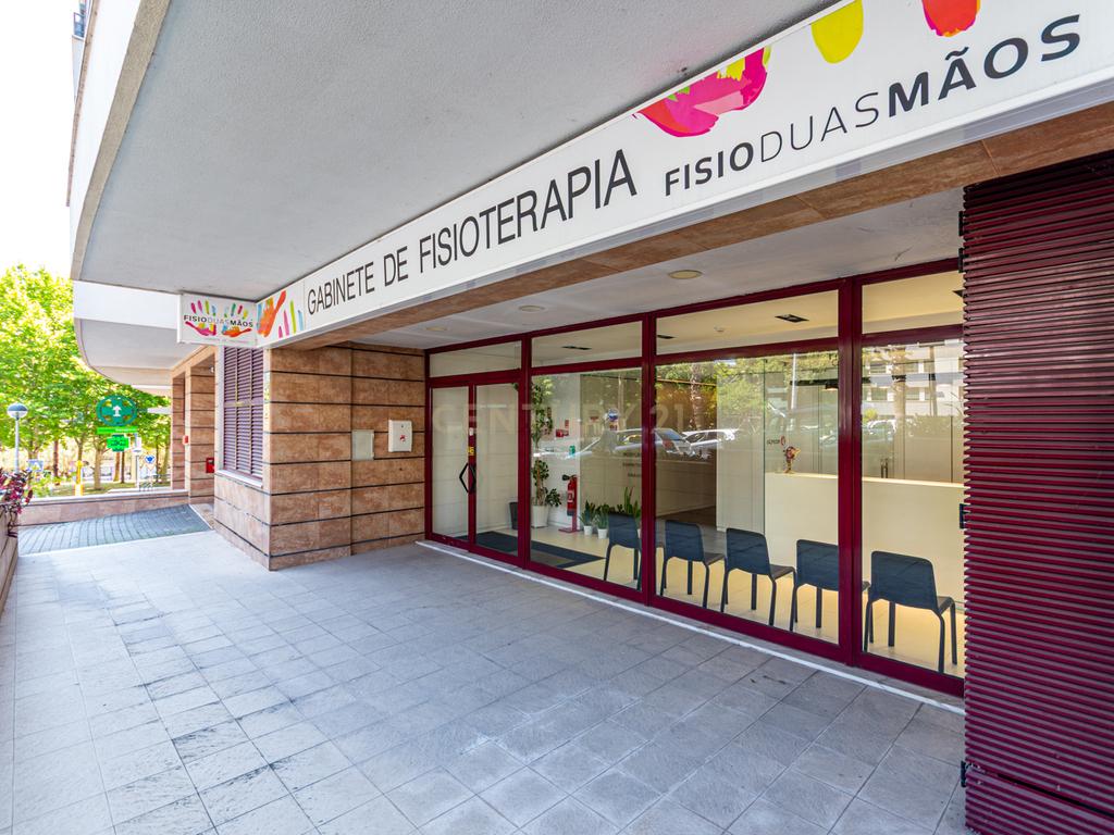 Clínica Moderna em Odivelas com Acessibilidade e Estacionamento - Image 34