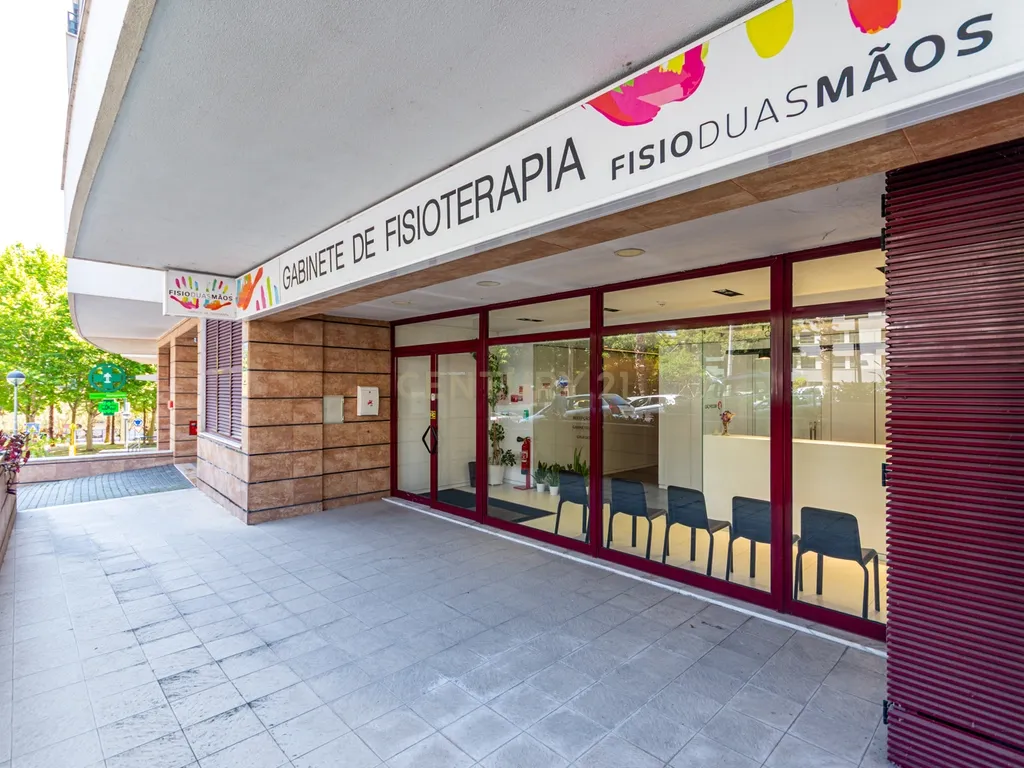 Clínica Moderna em Odivelas com Acessibilidade e Estacionamento - Image 34