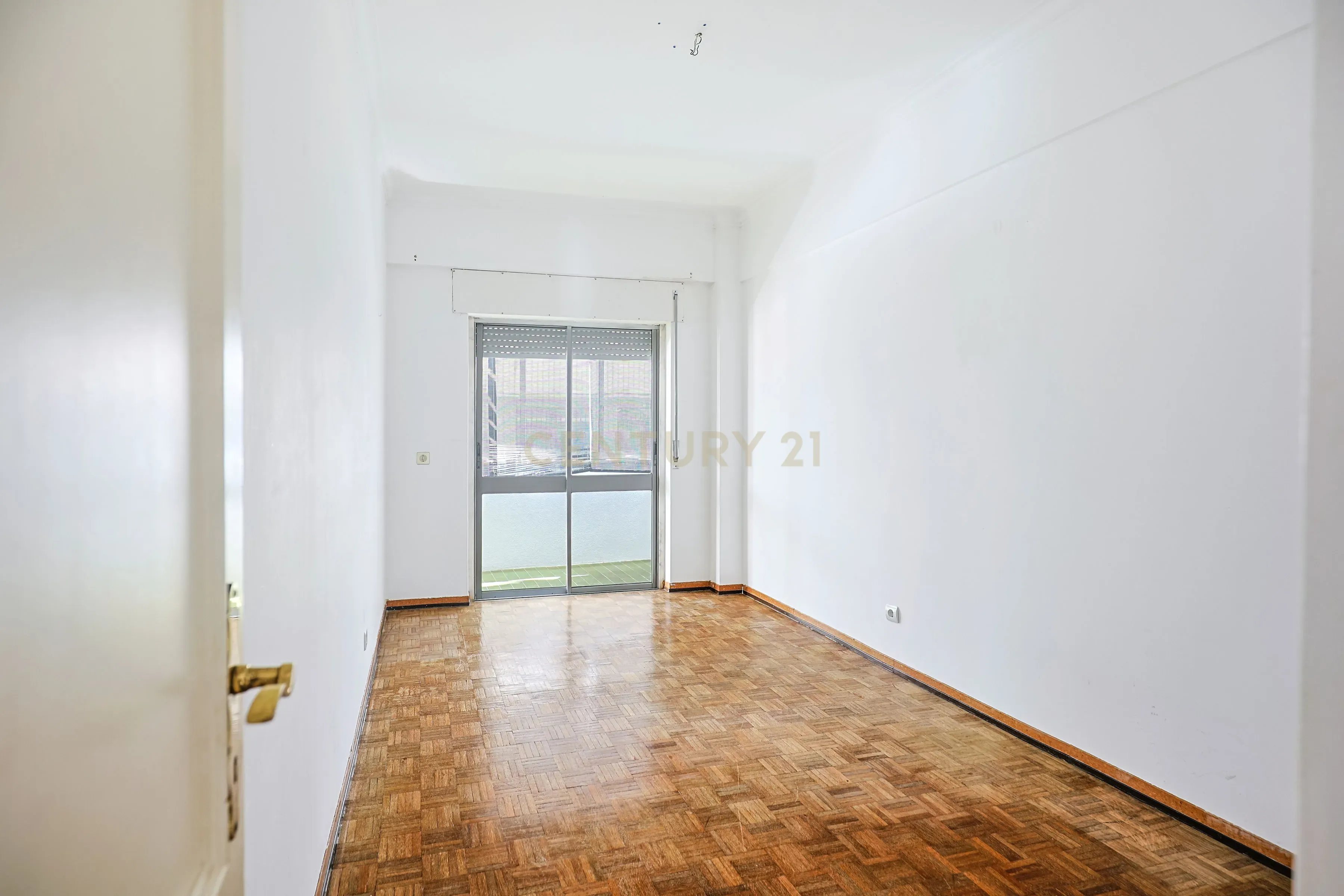 Apartamento T3 com elevador e varanda em Vila Franca de Xira - Image 6