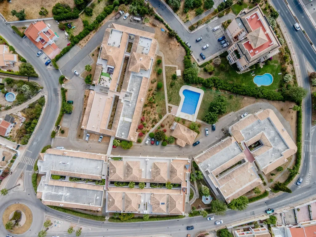 Arrecadação Multifuncional com 17 m² e Luz Natural – Condomínio Quintão Velho, Portimão - Image 14