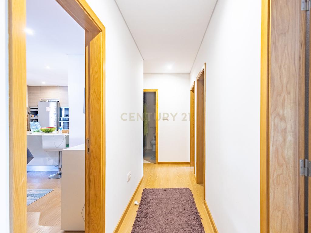Moradia Renovada em Marco de Canaveses com restaurante no piso inferior - Image 18