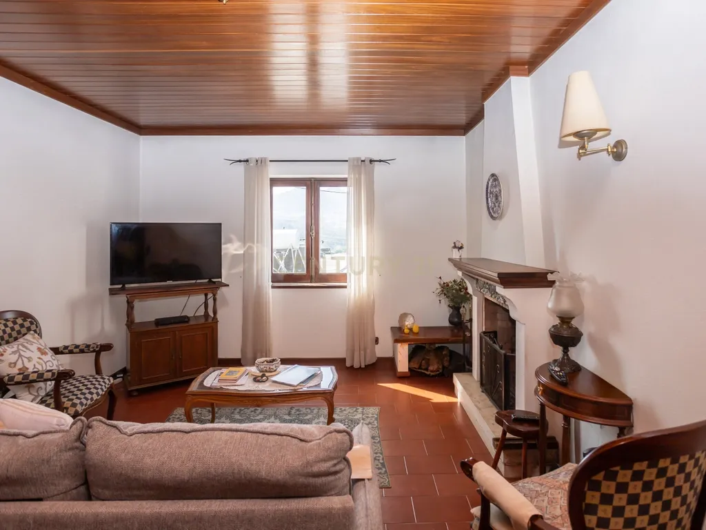Duas moradias, um terreno com 650 m² e uma vista privilegiada para a Serra de Sintra - Image 22