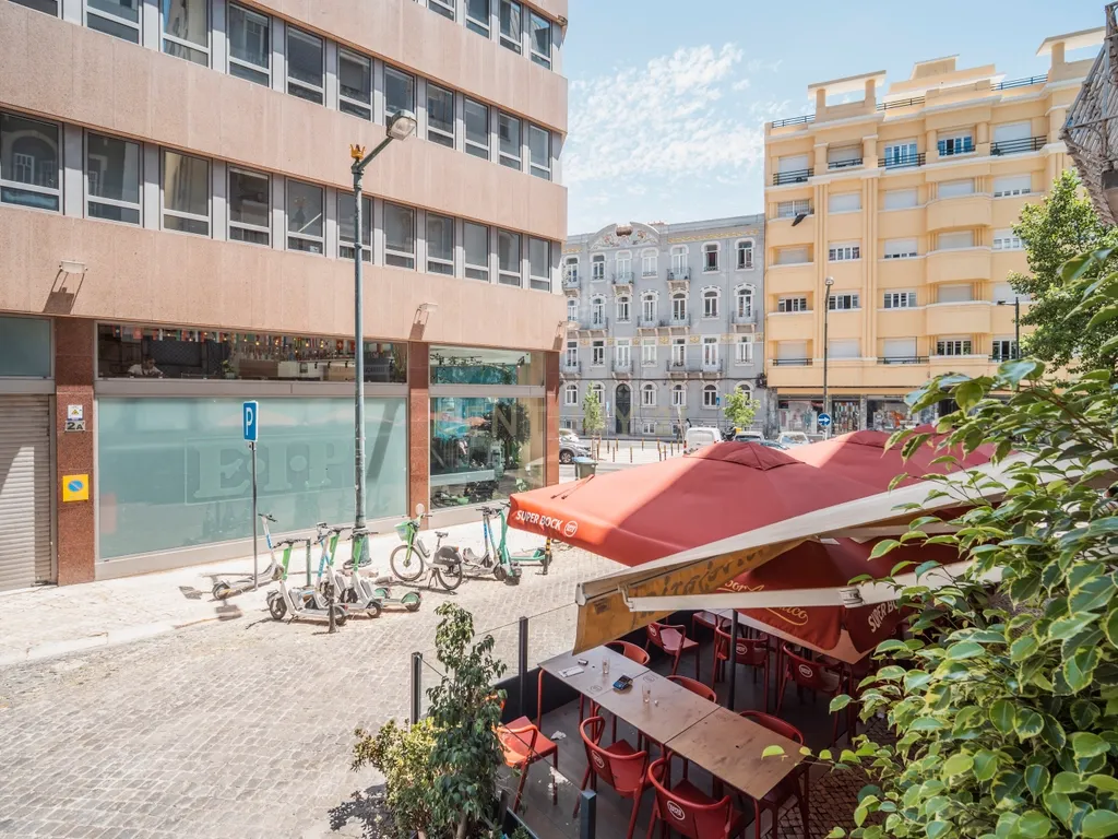 Apartamento Encantador com Jardim Privativo — Santo António, Lisboa - Image 27