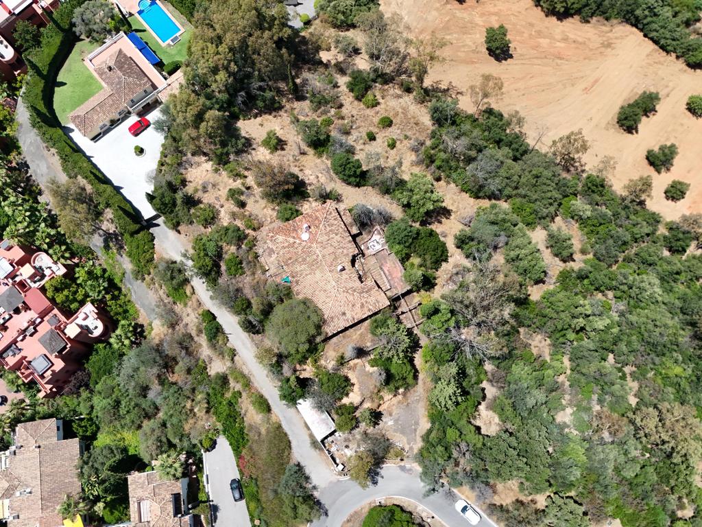 Terreno Exclusivo no Ponto Mais Alto de Los Almendros, Benahavís – 7000 m² com Vista Panorâmica para o Mar e o Golfe - Image 1