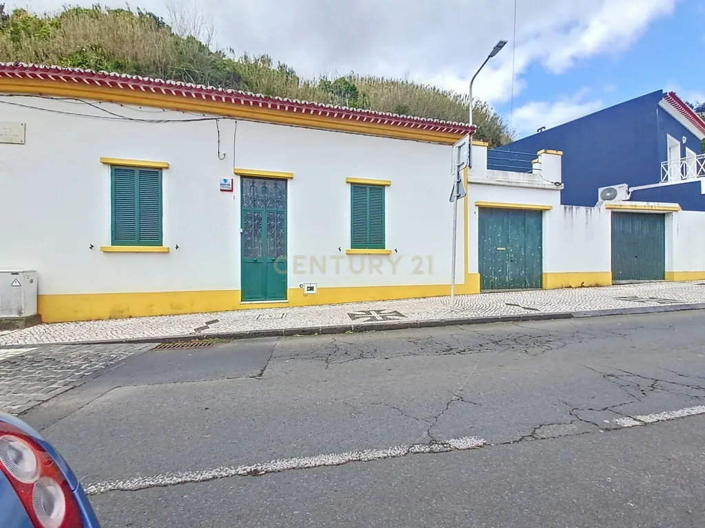 Moradia no Centro da Povoação com 2 Garagens - Image 3