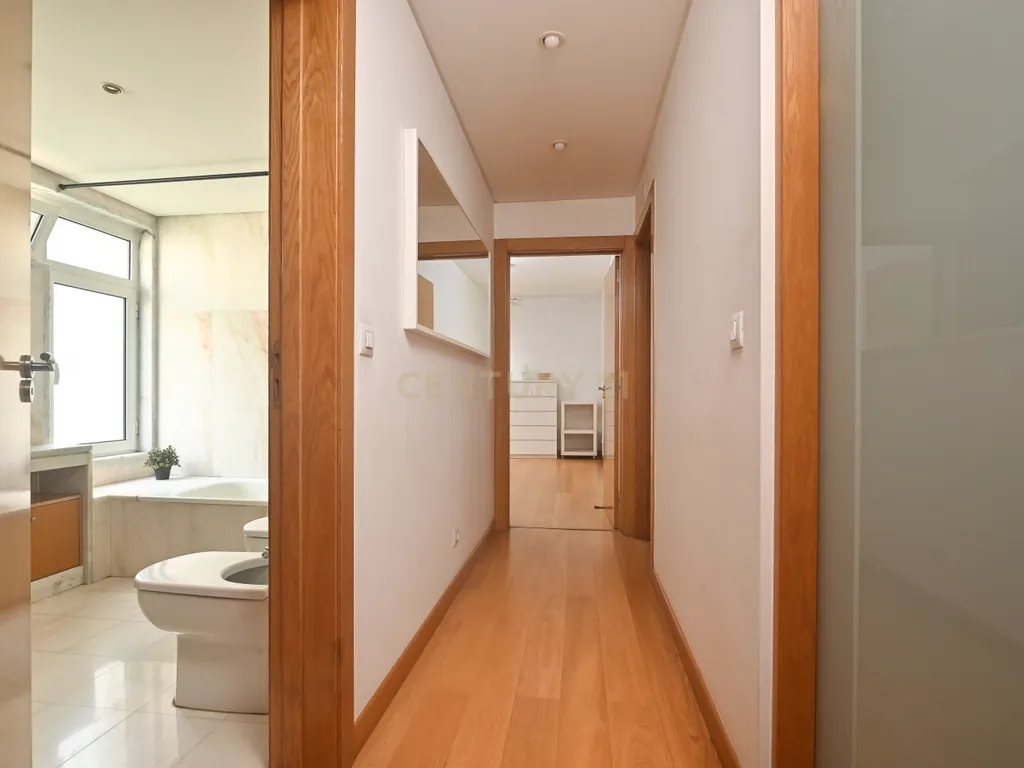T2 com garagem, para arrendar - Av. Infante Santo (Lisboa) - Image 12