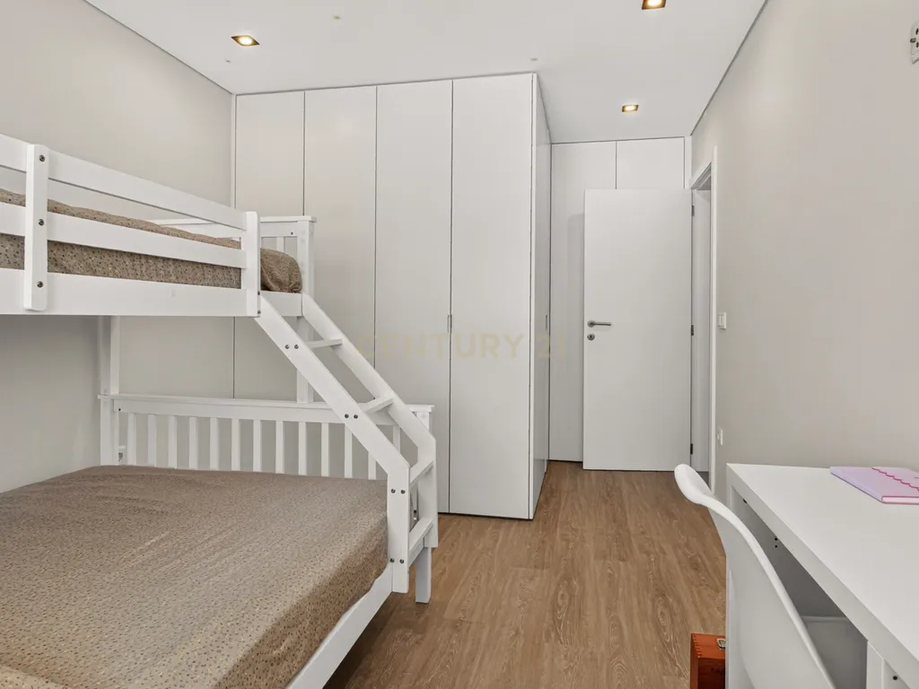 Apartamento Renovado com Vista Panorâmica em Braga - Image 21