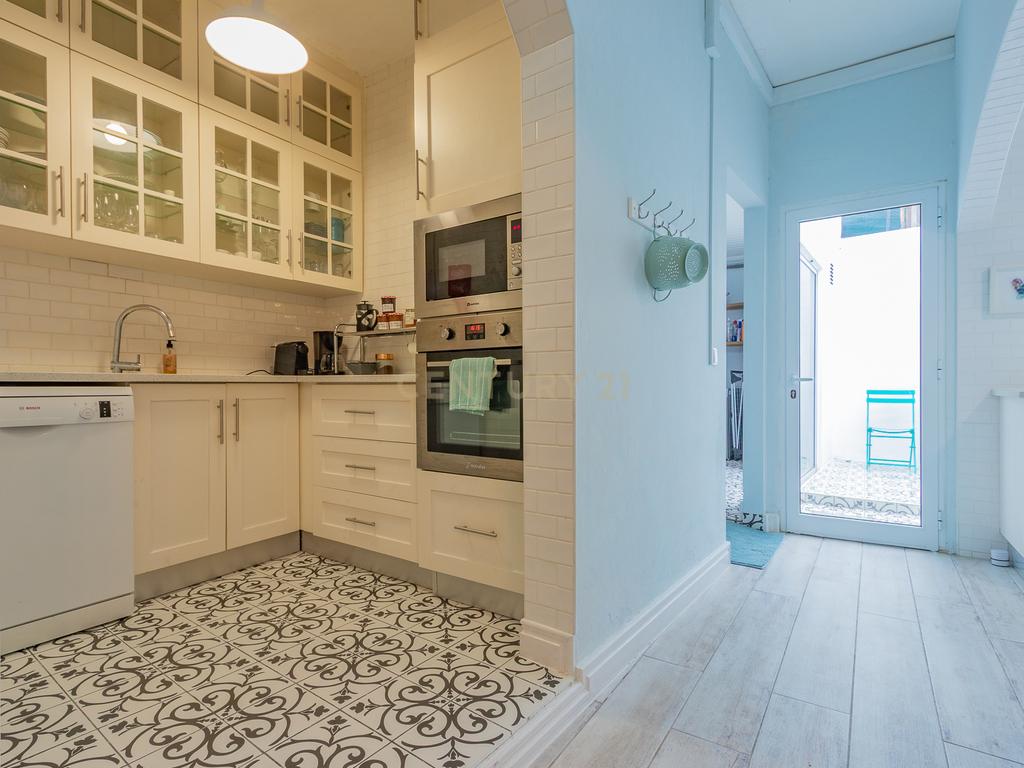 Casa Renovada com Vista para a Cidade em Ponta Delgada - Image 15
