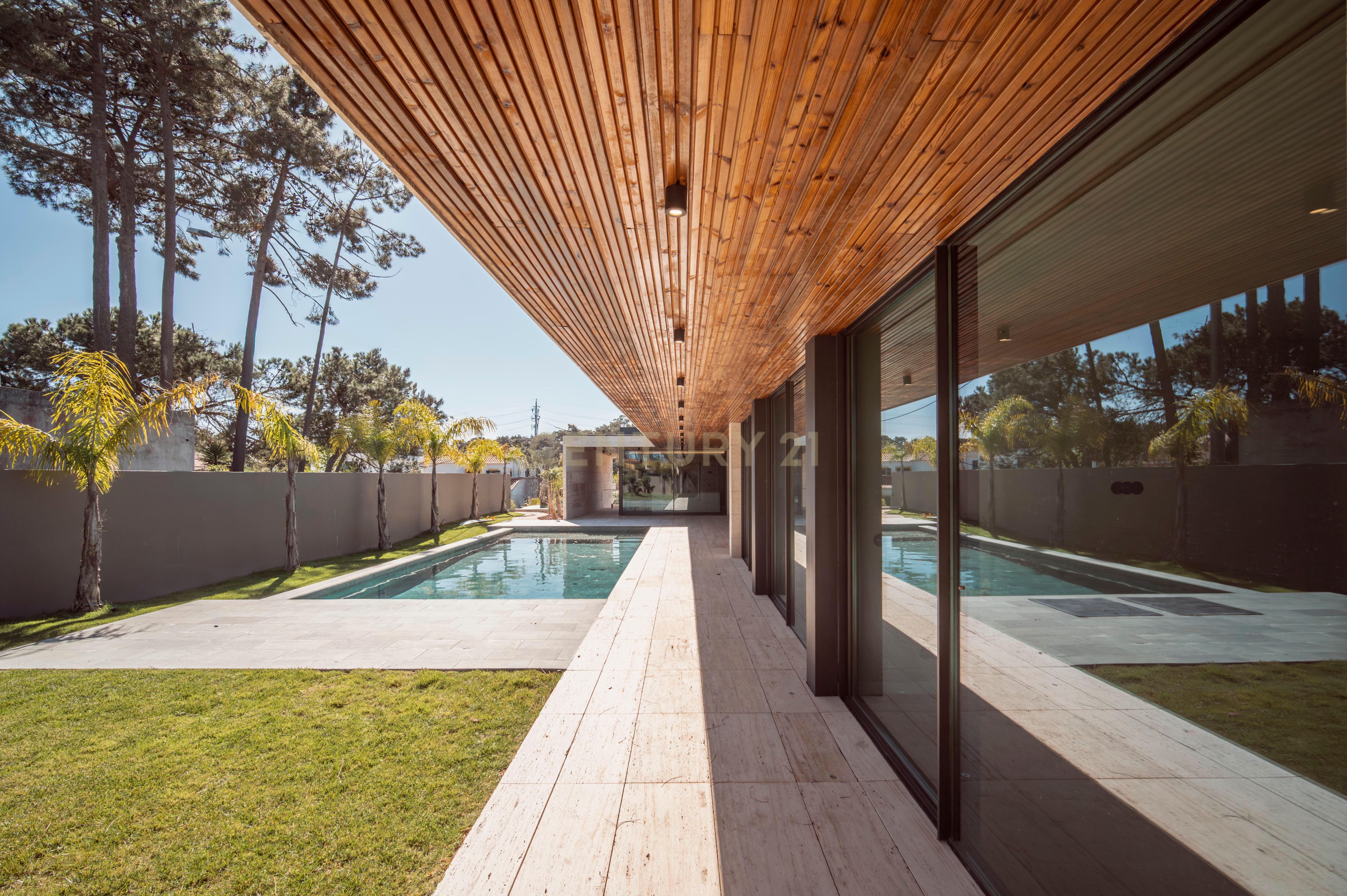 Fotografia 5 de Moradia T4 na Verdizela — Design, Luz e Piscina num Terreno de 1.032 m²