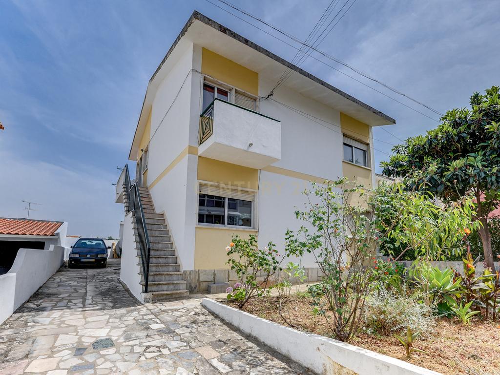 Moradia bifamiliar T4+1 em Pinheiro de Loures, com vistas desafogadas, jardim, pátio, varanda e terraço - Image 1