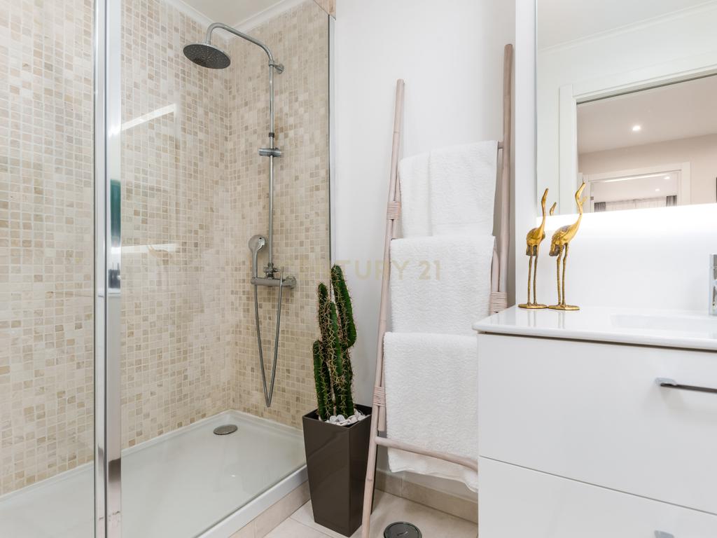 Apartamento T2 com elevador - Renovado - Image 22